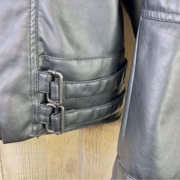 Vintage Rocawear XL Black Buttery Soft Faux Leather W/ROC Zipper Pulls & pockets - Picture 5 of 16